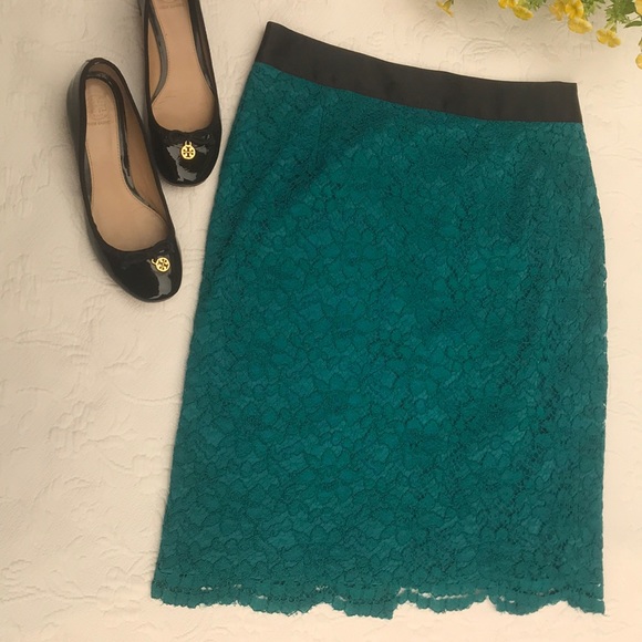 Banana Republic Dresses & Skirts - Banana Republic lace lined skirt